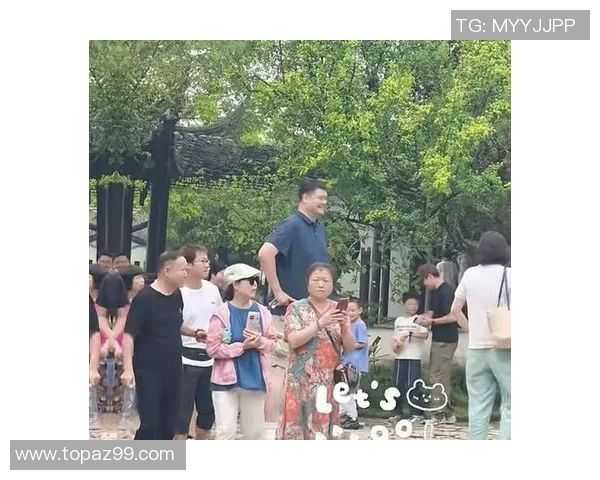 姚明与徐峥亲密合影展现友谊与合作的精彩瞬间