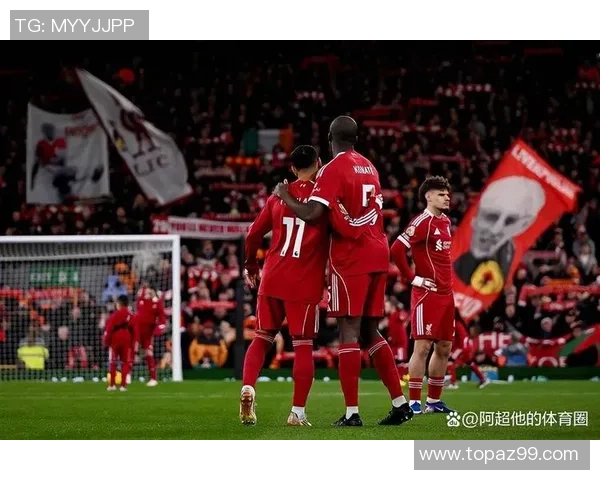 国王杯激战曼联与拜仁平局争议判罚引发全场热议与不满